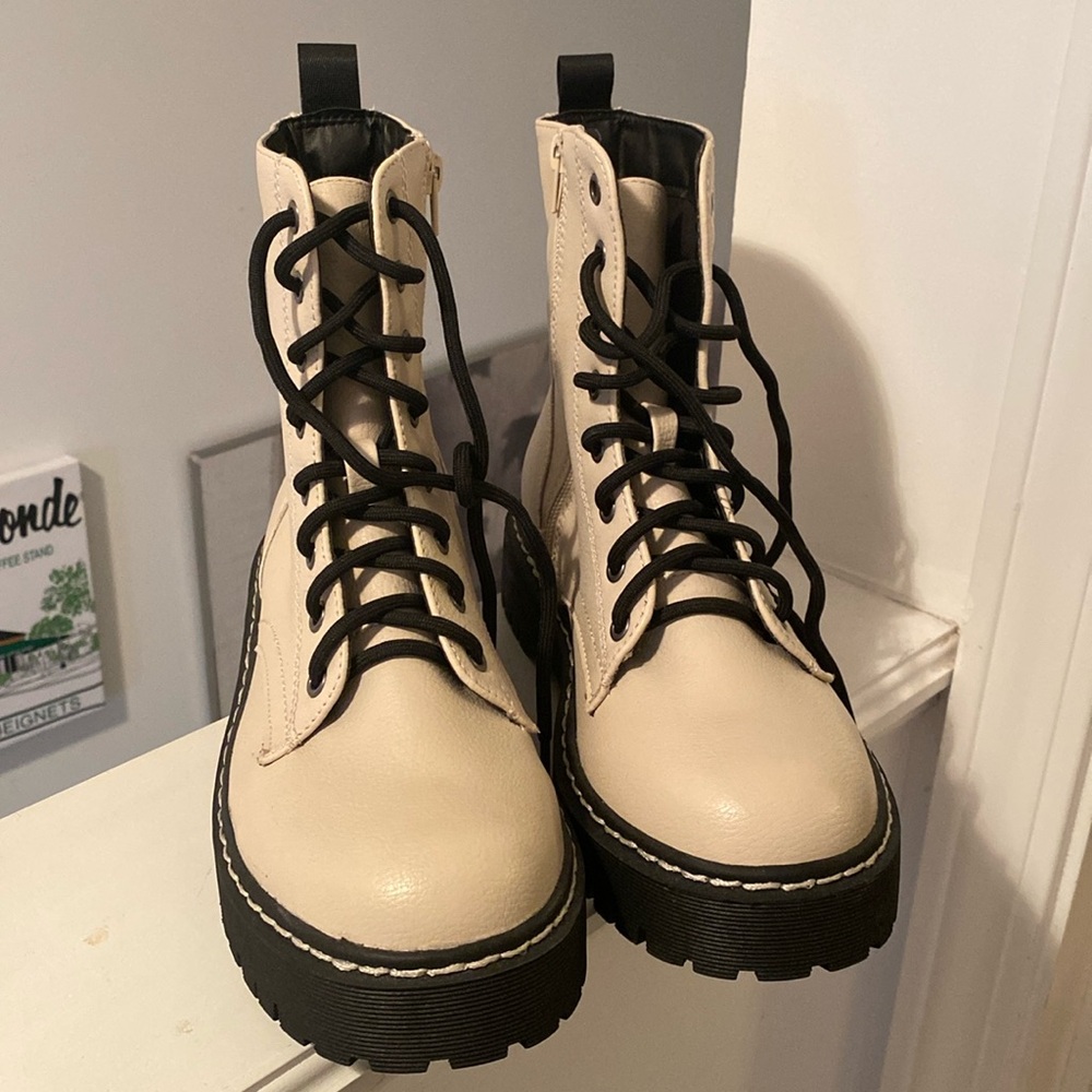 Crème/tan combat boots